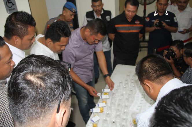 
					Gandeng Propam, anggota satuan reserse narkoba Polres Metro Jakarta Barat dilakukan pengecekan urine dadakan, Rabu (9/8/2023)
