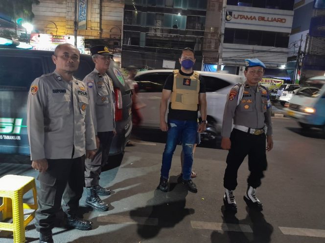 
					Polsek Metro Tamansari terjunkan empat personil dari penyidik Reskrim, Provos, Samapta, dan Bhabin di lokasi rawan kejahatan