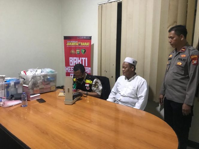 
					Kegiatan bakti kesehatan  yang dipimpin oleh Kasidokes Dr. Meika Yusuf Wibowo