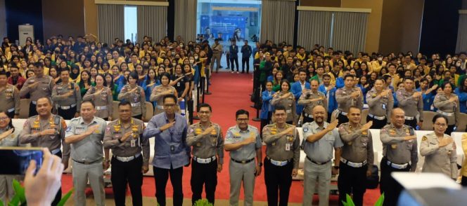 
					Jasa Raharja bersama Korps Lalu Lintas (Korlantas) Polri mengajak ratusan mahasiswa di Bali untuk menjadi pelopor keselamatan di jalan raya melalui program Kampus Pelopor Keselamatan Berlalu Lintas yang digelar di Universitas Pendidikan Nasional (Undiknas) Denpasar, Bali