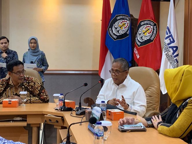 
					Prof. Dr. Luhut M.P. Pangaribuan, S.H., LL.M dalam pembukaan PKPA yang diselenggarakan PERADI kerjasama dengan Fakultas Hukum Universitas Diponegoro (12/08) di Kampus Undip Tembalang