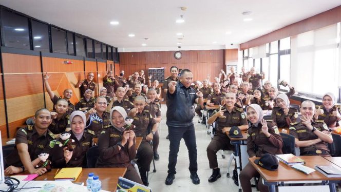 
					Kapuspenkum Kejaksaan Agung Dr. Ketut Sumedana hadir memberikan materi mengenai public speaking kepada peserta Pendidikan dan Pelatihan Pembentukan Jaksa (PPPJ) Kelas III Angkatan LXXX (80) Gelombang I Tahun 2023 di Badan Pendidikan dan Pelatihan Kejaksaan RI