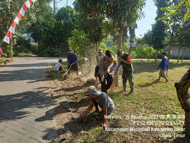 
					Babinsa Koramil 0808/22 Wonodadi Kodim 0808/Blitar Serka Anwari, Bhabinkamtibmas dan warga masyarakat, melaksanakan kegiatan kerja bakti bersama di Dusun Cemandi RT. 01 RW. 01 Desa Kunir Kec. Wonodadi Kab. Blitar