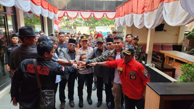 
					Bertempat di halaman Polsek Cengkareng Organisasi Masyarakat atau Ormas Se Kecamatan Cengkareng yang mengadakan musyawarah kerja dilepas Kapolsek Cengkareng Kompol Hasoloan Situmorang