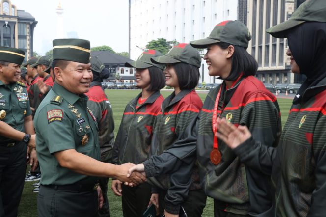 
					Kasad, Jenderal TNI Dr. Dudung Abdurachman menggelar acara khusus untuk menyampaikan apresiasinya kepada Kontingen TNI AD yang berjumlah 257 orang, terdiri dari para atlet, pelatih dan official, bertempat di Lapangan Upacara Mabesad Jakarta, Senin