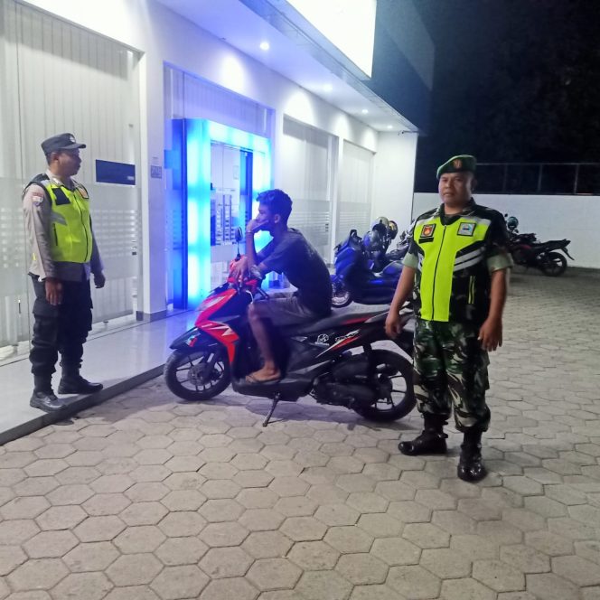 
					Anggota Koramil 10/Wuryantoro Serka Ali Imran dan Koptu M. Nurdin, bersama dengan Anggota Polsek Wuryantoro Bripka Gunadi dan Briptu Yuri, melaksanakan patroli di sekitar wilayah Kecamatan Wuryantoro