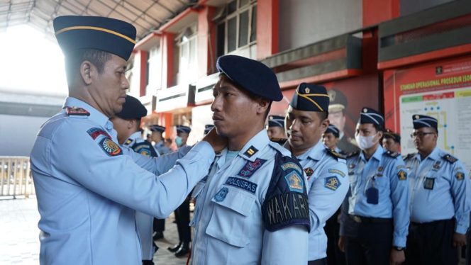
					Kepala Rutan Kelas I Cipinang Sukarno Ali melantik Komandan dan Wakil Komandan Jaga dengan menyematkan tali komando dan hand badge serta penandatanganan pakta integritas