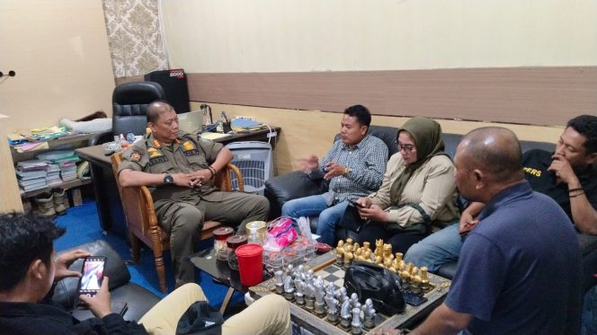 
					Ketua Umum Aliansi Madura Indonesia (AMI), Baihaki Akbar angkat bicara terkait penertiban para pedagang pasar larangan sisi timur yang terkesan dipaksakan oleh Pemkab Sidoarjo
