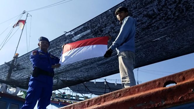 
					Satpolairud Polresta Pati Gelar Penggantian Bendera dan Pembagian 78 Bendera Merah Putih di Kapal Perikanan di sungai Juwana