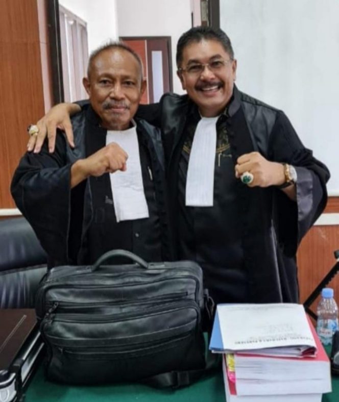 
					Kuasa hukum Yulia, Dr. Santrawan Paparang, SH., MH., M.Kn dan Hanafi Saleh, SH.,