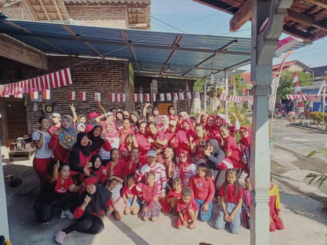 
					kader Tim Penggerak (TP) PKK Desa Bumiayu Dukuh Bapoh kecamatan Wedarijaksa mengikuti kegiatan senam bersama 