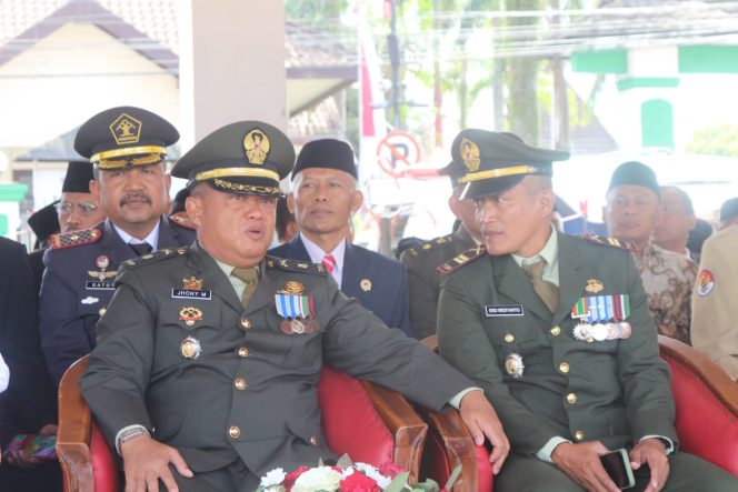 
					Kepala Staf Kodim 0808/Blitar Mayor Inf Joni Morwantoto, S.H., bersama Forkopimda Kota Blitar, mengikuti upacara peringatan HUT ke-78 Kemerdekaan Republik Indonesia Tahun 2023