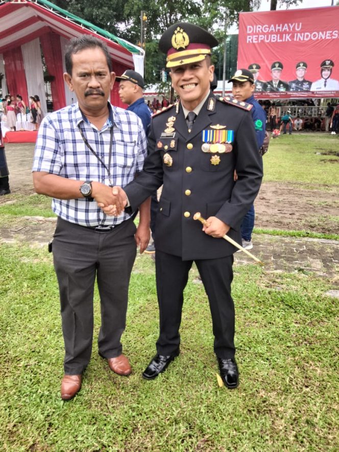 
					AKBP Yogen Heroes Baruno, SH., SIK., selaku pimpinan Polri Wilayah Hukum Polresta Pematangsiantar, dengan Kepala perwakilan Sumatera Utara Harian Jaya Pos dan Media Online, Rikkot Manik, SH., di Lapangan Adam Malik Pematangsiantar