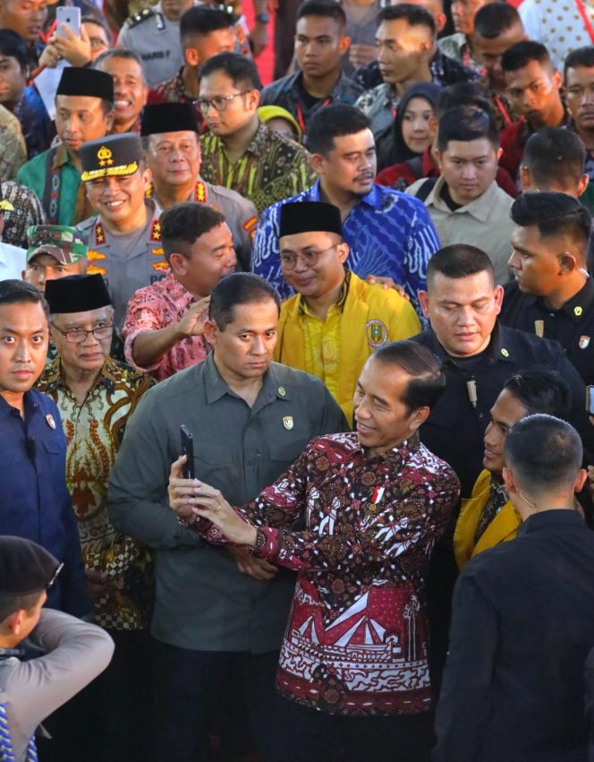 
					Kapolda Sumut, Irjen Pol Agung Setya Imam Effendi, melaksanakan pengamanan kunjungan kerja Presiden Jokowi di Kota Medan, Sabtu
