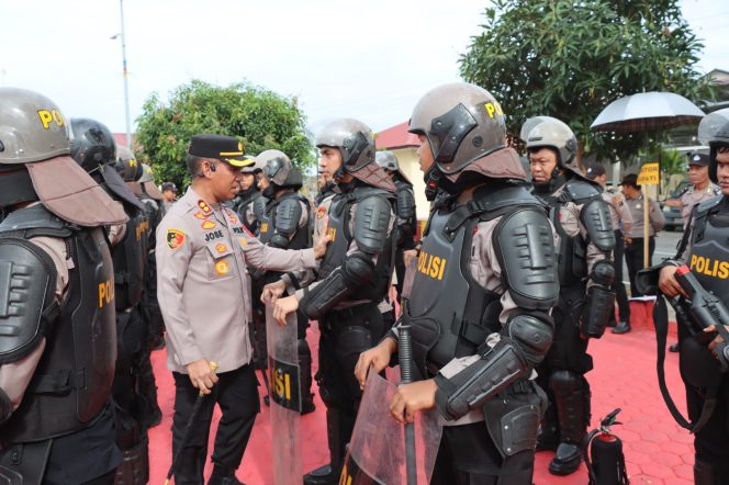
					Kapolres Batu Bara AKBP Jose D.C. Fernandes, S.I.K., dalam Simulasi Sistem Pengamanan kota (Sispamkota) di Lapangan Apel Mako Polres Batu Bara dalam rangka persiapan menjelang pemilu serentak tahun 2024