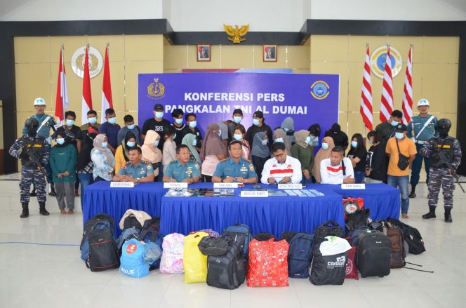 
					Konferensi Pers. Tim Gabungan F1QR Lanal Dumai dan Satgas Ops Intelmar Gurindam Sakti-23 Koarmada I berhasil menggagalkan pemberangkatan calon Pekerja Migran Indonesia (PMI) di Pesisir Pantai Sepahat Kabupaten Bengkalis Provinsi Riau pada titik koordinat 1°37'28