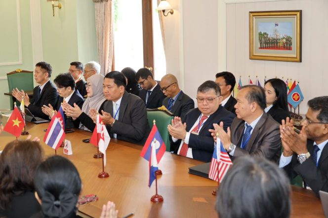 
					Delegasi Kejaksaan ASEAN melakukan pertemuan di Bang Saen, Thailand untuk membentuk entitas Kejaksaan ASEAN guna menjalin persahabatan dan membangun kerja sama negara-negara anggota ASEAN