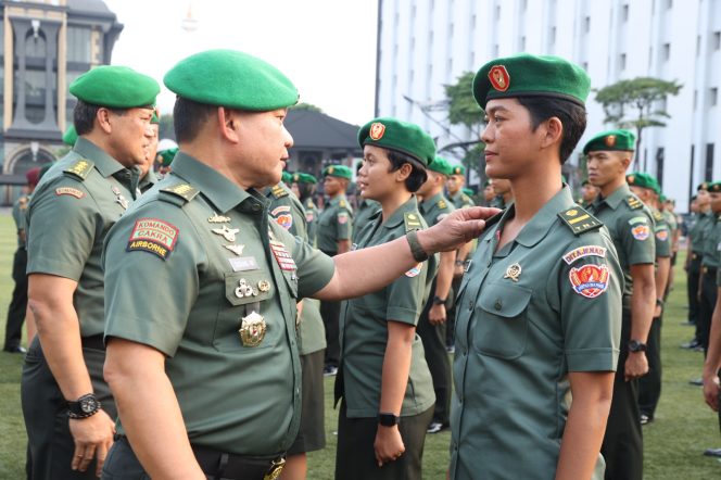 
					Kepala Staf Angkatan Darat (Kasad) Jenderal TNI Dr. Dudung Abdurachman di hadapan 204 Perwira Remaja (Paja) dalam acara tradisi penerimaan Paja TNI AD Abituren Sepa PK, Susgakes dan PSDP TA 2023, di lapangan upacara Markas Besar Angkatan Darat (Mabesad), Jakarta, Senin