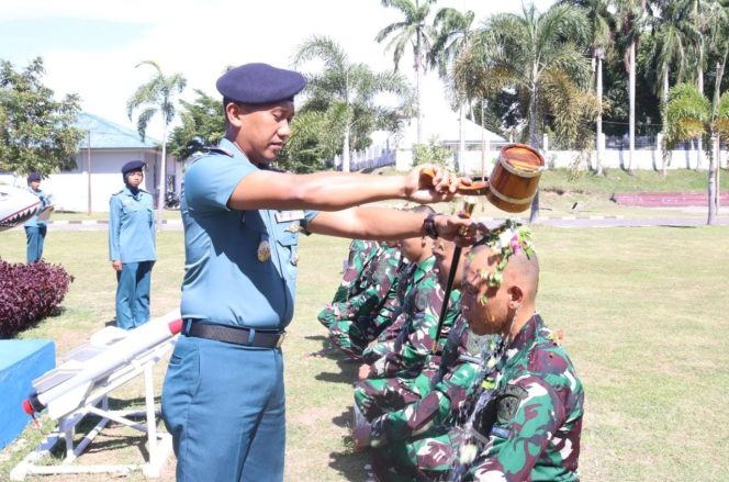 
					Penerimaan sekaligus tradisi penyambutan 2 Bintara Remaja dan 4 Tamtama Remaja TNI AL Angkatan 42/2 Tahun 2023 yang akan berdinas di jajaran Lanal Sabang oleh Komandan Lanal Sabang Letkol Laut (P) Son Haji Hariyoko, M.Tr.Hanla., M.M.