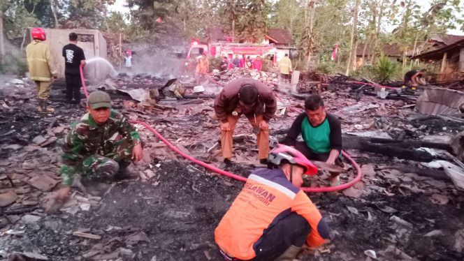 
					Personil Koramil 08/Giriwoyo bantu padamkan api rumah warga yang terbakar
