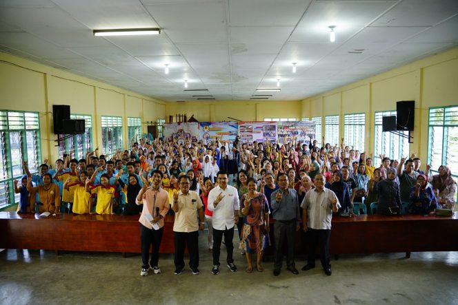 
					Staf Khusus Menteri Hukum dan HAM RI, Bane Raja Manalu kembali membagikan beasiswa Program Indonesia Pintar (PIP) jalur aspirasi kepada pelajar di Yayasan Teladan Pematangsiantar, di Jalan Bali, Pematangsiantar