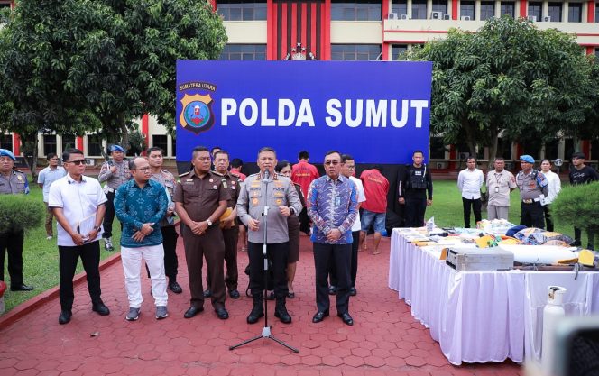 
					Konferensi Pers.
Direktorat Reskrimum Polda Sumut mengungkap sindikat spesialis pembobolan mesin Anjungan Tunai Mandiri (ATM) antarprovinsi