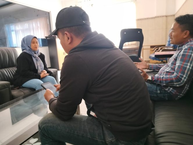 
					Ketua Umum AMI, Baihaki Akbar, SE,SH saat melakukan klarifikasi terhadap admin PT VMP