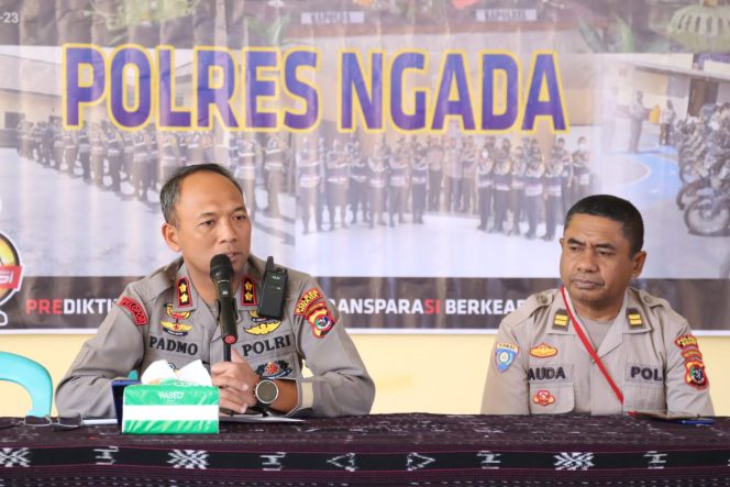 
					Kapolres Ngada AKBP Padmo Arianto, S.I.K didampingi Kasat Binmas Iptu Haji M. Lauda, dalam evaluasi capaian kinerja Bhabinkamtibmas
