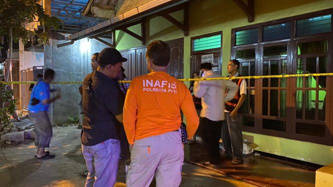 
					Petugas di TKP perempuan ditemukan meninggal di kamar mandi