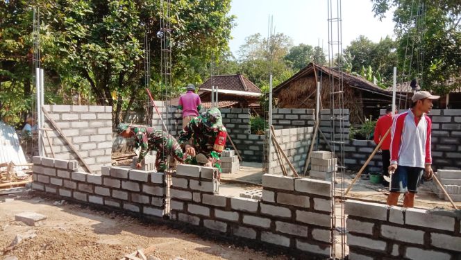 
					Danramil 11/Manyaran Kapten Arh Hadi Santoso memimpin anggotanya melaksanakan gotong royong bersama warga dalam kegiatan karya bakti bedah rumah milik Mukino, yang berada di Dusun Pengkol RT 01/RW 03