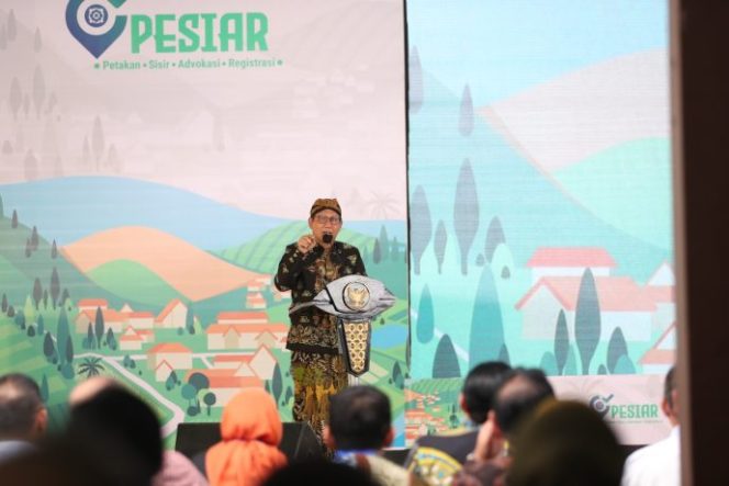 
					Mendes PDTT, Abdul Halim Iskandar saat meluncurkan program Petakan, Sisir, Advokasi dan Registrasi (PESIAR), di Desa Losari, Jombang, Jawa Timur, Rabu