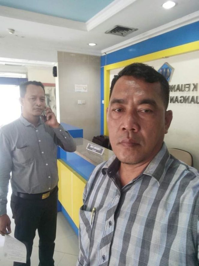 
					Kuasa Hukum dari Law Office Karman Sastro & Partner, Sukarman, SH., MH (kiri)