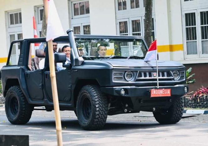 
					Menhan Prabowo Subianto saat mendampingi Presiden Joko Widodo mengunjungi PT Pindad