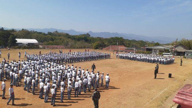 
					Pelatihan PBB yang diberikan anggota Koramil 14/Jatisrono tersebut diikuti sebanyak 700 pelajar SMK 2 Pancasila Jatisrono yang bertempat di lapangan Gunungsari