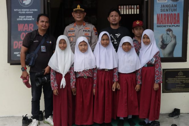 
					Kapolres Asahan AKBP Rocky H Marpaung, SH, SIK, MH bersama anak-anak di Taman Baca Posko Bersinar