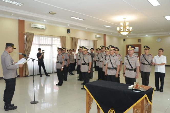 
					Kapolres Metro Tangerang Kota Kombespol Zain Dwi Nugroho laksanakan dan pimpin apel serah terima jabatan (Sertijab) 6 Pejabat Utama (PJU) Polres Metro Tangerang Kota