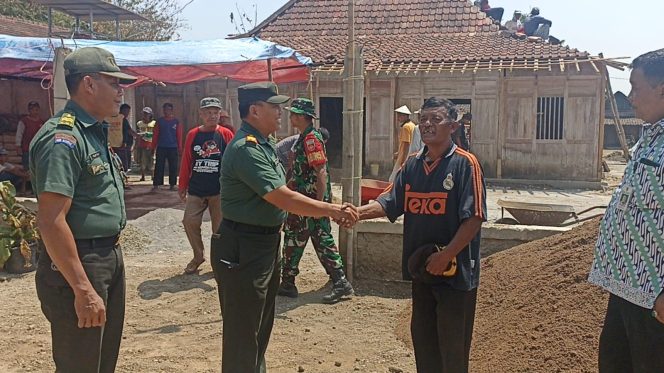 
					Koramil 08/Giriwoyo turunkan anggota untuk Karya Bakti kepada korban kebakaran