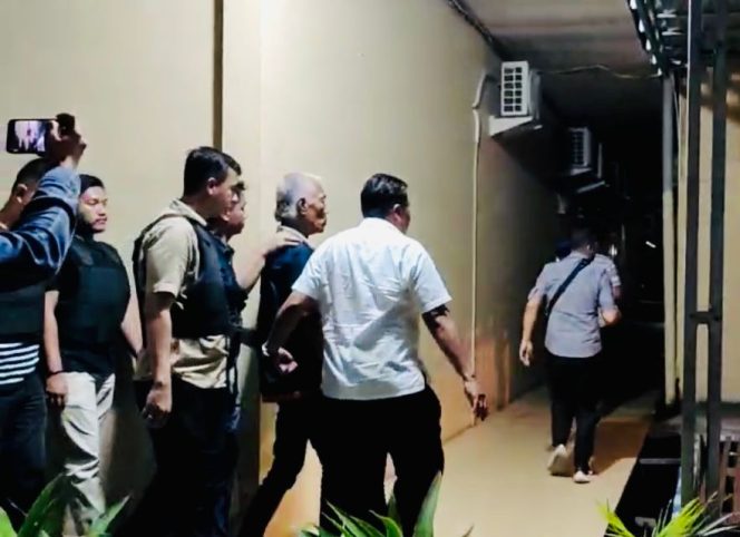 
					Polda Sumatera Utara (Sumut) menetapkan Freddy Simangunsong (Suami Wakil Bupati Labuhan Batu) atas dugaan pencabulan terhadap anak di bawah umur