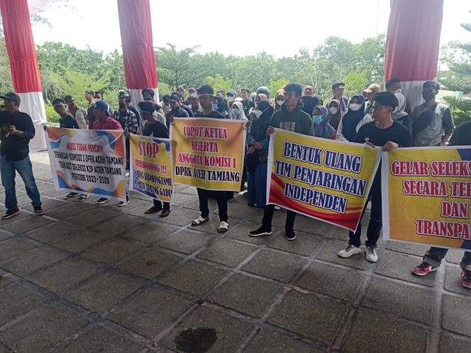 
					Massa geruduk DPRK Aceh Tamiang terkait kegaduhan seleksi Anggota KIP
