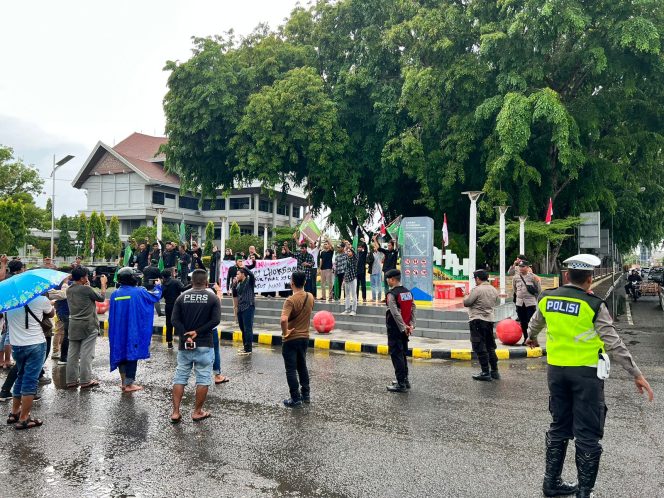 
					Polres Lhokseumawe kawal aksi damai dengan memberikan layanan pengamanan dan mengatur arus lalu lintas yang berlangsung di depan Masjid Islamic Center Kota Lhokseumawe
