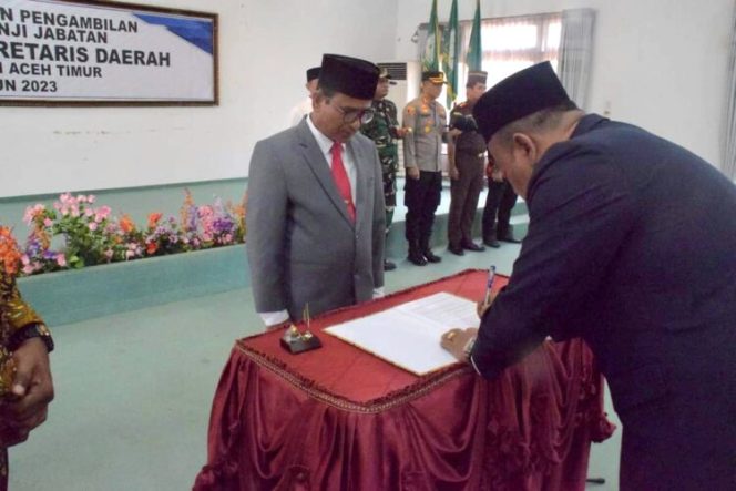 
					 Penjabat (Pj) Bupati Aceh Timur, Ir. Mahyuddin, M.Si melantik penjabat Sekretaris Daerah (Sekda) Kabupaten Aceh Timur, T. Reza Rizki, SH. M.Si
