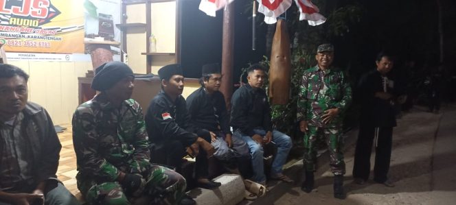 
					BatiTuud Koramil 23/Karangtengah Peltu Khomedi bersama dengan anggota Babinsa Serda Suyanto dan Serda Dhony, saat patroli bersama melaksanakan komsos bersama para warga di Dusun Timbangan