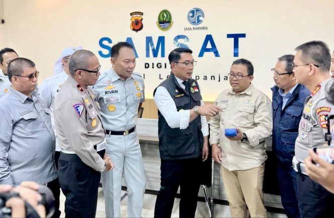 
					Direktur Utama Jasa Raharja Rivan A. Purwantono bersama Gubernur Jawa Barat Ridwan Kamil, Kakorlantas Polri Irjen Pol. Firman Santyabudi, dan Kepala Bapenda Jabar Dedi Taufik, meresmikan Samsat Digital di Terminal Leuwipanjang, Bandung