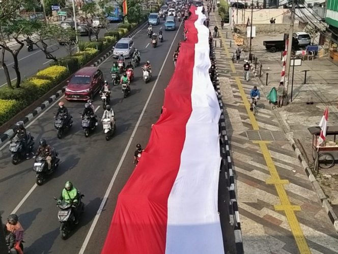 
					Bentangan Bendera sepanjang 150 M dalam acara Kirab Merah Putih oleh PNIB di Jalan Margonda Raya Depok
