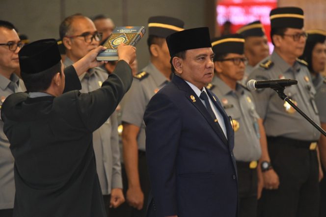 
					Pelantikan Sekretaris Jenderal Kementerian Hukum dan HAM (Kemenkumham), Komjen Pol. (P) Andap Budhi Revianto sebagai ASN dipimpin oleh Menteri Hukum dan HAM, Yasonna H. Laoly