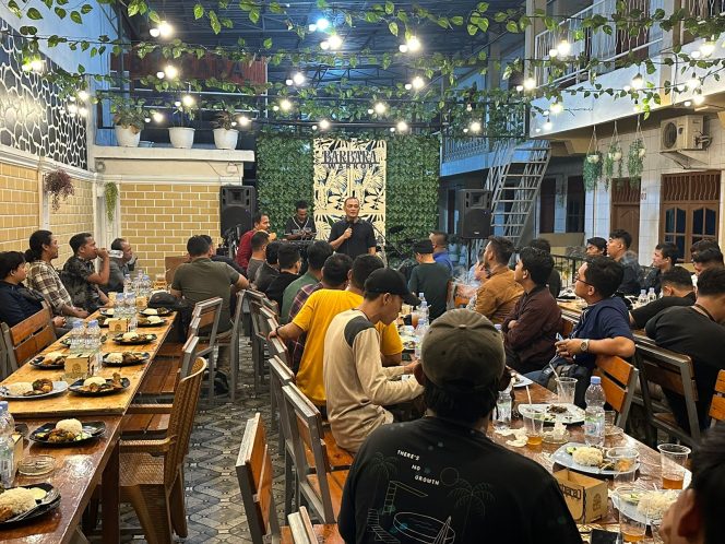 
					Kapolres Asahan AKBP Rocky H Marpaung yang didampingi Kasat Reskrim Polres Asahan AKP Rianto, SH, MH dan Kanit Tipikor Iptu Dian P Mangunsong menggelar makan bareng di Barbara Cafe bersama Cipayung Plus 