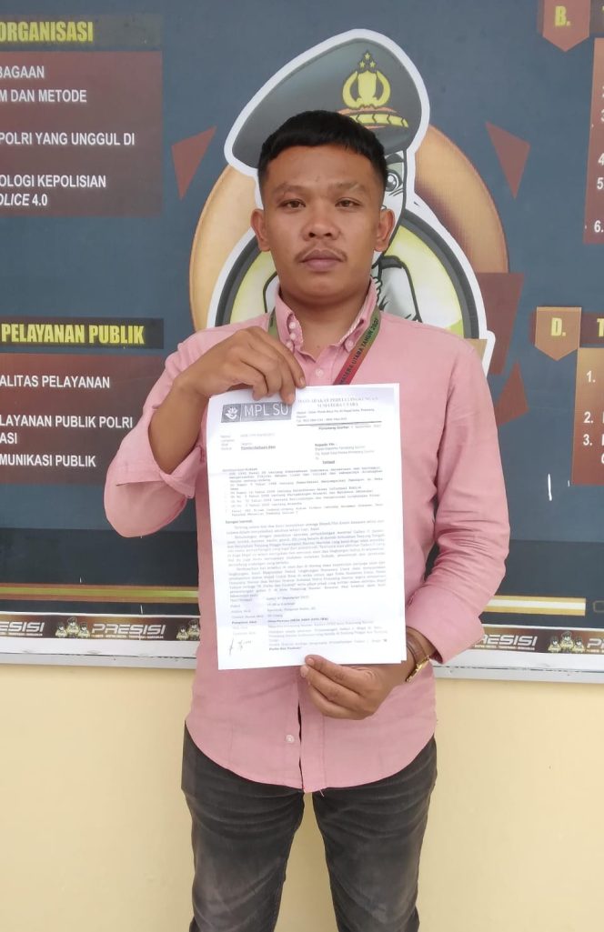 
					Ketua Masyarakat Peduli Lingkungan (MPL) Sumatera Utara, Ardiansyah menunjukkan surat pemberitahuan unjuk rasa