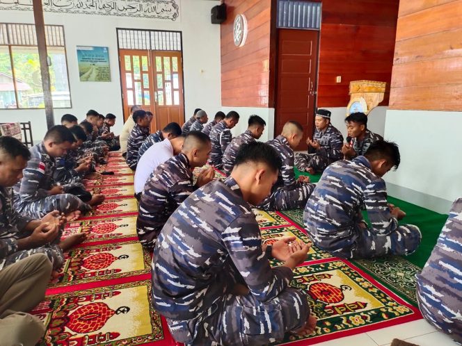 
					Pangkalan TNI AL Simeulue laksanakan doa bersama menyambut HUT TNI Angkatan Laut ke-78 tahun 2023 di Mushola Al-Bashar Mako Lanal Simeulue, Desa Lugu, Kecamatan Simeulue Timur, Kabupaten Simeulue