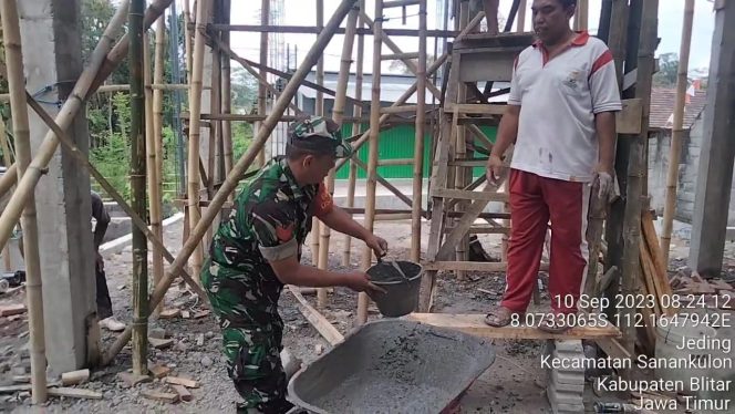 
					Babinsa Koramil 0808/04 Sanankulon Kodim 0808/Blitar Kopka Agus Syairudin bersama warga masyarakat melaksanakan kegiatan kerja bakti dan gotong royong membangun Mushola Darul Huda di Desa Jeding