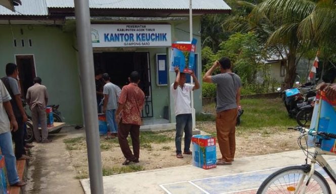 
					148 warga Gampong Baro Darul Aman menerima pembagian alat semprot yang dialokasikan dari program ketahanan pangan Gampong